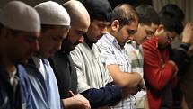 Plzeňští studenti medicíny, jejichž vírou je islám, se scházejí na kolejích v mešitě k pravidelné modlitbě. V pátek k ní patří i kázání