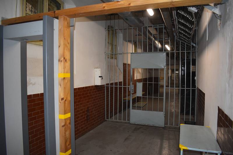 Ve Věznici Plzeň, největší v ČR, bude v nových prostorách (na fotografiích na zdi je původní podoba místností) pilotně spuštěn program pro odsouzené Motivátor, vycházející z norských zkušeností.