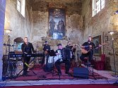 Uskupení Petr Novák Forever odehrálo další koncert v kostele sv. Petra a Pavla v Dolanech u Hlinců.