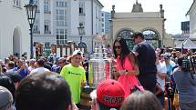 Hokejista Pavel Francouz, plzeňský rodák a současný hráč týmu Colorado Avalanche přivezl v pátek 22. července do Plzně ukázat pohár pro vítěze NHL, jednu z nejslavnějších sportovních trofejí světa, hokejový Stanley Cup.