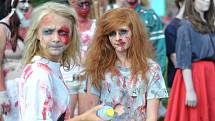 Populární zombie walk má za sebou další ročník. Na sto třicet účastníků prošlo Plzní, přímo během Dne Meliny Mercouri.