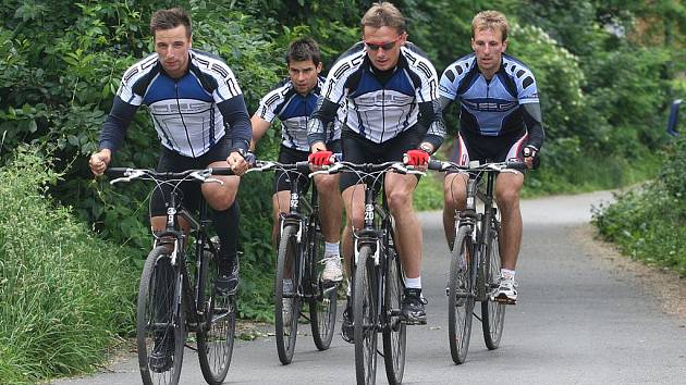  Plzeňští hokejisté (zleva) Václav Benák, Jan  Heřman, Pavel Vostřák a Jaroslav Kracík  zdolávají  kopec  od řeky Radbuzy, který ve středu  jeli  třicetkrát. 