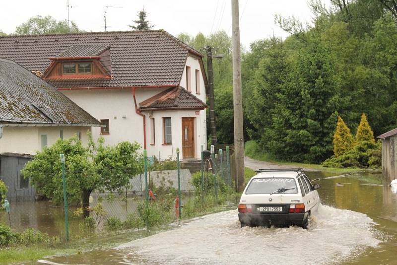 Zaplavená Malá Strana ve Starém Plzenci.