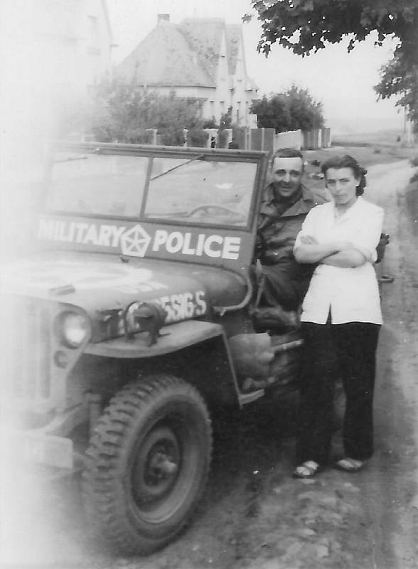 Jaroslava Langová s příslušníkem americké vojenské policie v Plzni.