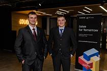Studenti Dominik Kováč (modrá kravata) a Kryštof Vydra na slavnostním vyhlášení a jejich produkt.