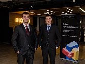 Studenti Dominik Kováč (modrá kravata) a Kryštof Vydra na slavnostním vyhlášení a jejich produkt.