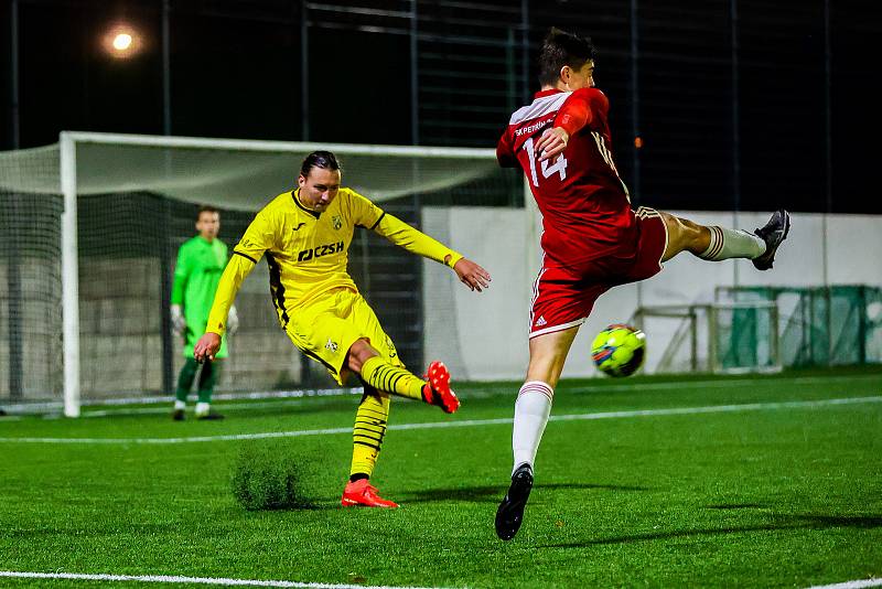 Fotbalisté TJ Sokol Lhota (na archivním snímku fotbalisté ve žlutých dresech) přezimují na pátém místě tabulky krajského přeboru.