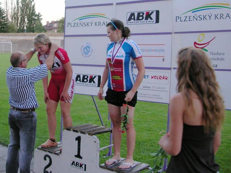 Plzeňská cyklistka Petra Matějková (vlevo) přebírá stříbrnou medaili za druhé místo ve sprintu kadetek na mistrovství České republiky. Vpravo  je celkově třetí Emma Šuráňová z TJ Favorit Brno