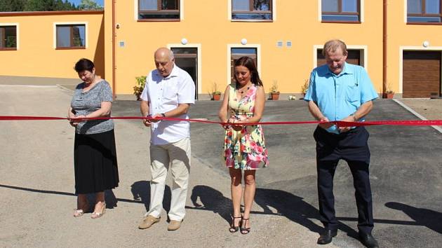 Snímek z otevření nové budovy Domova klidného stáří, kterého se zúčastnil i hejtman Václav Šlajs