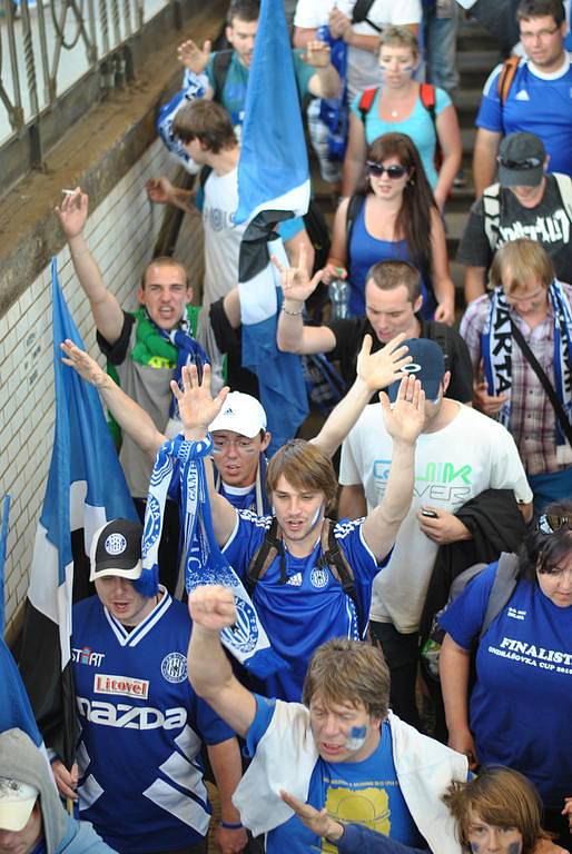 Fanoušci klubu Sigma Olomouc prošli z nádraží k Doosan areně bez  problému. Cestou je doprovázela policie