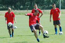 Fotbalista FC Viktorie Plzeň Pavel Horváth  (uprostřed v popředí) napřahuje ke střele při včerejším tréninku na hřišti v Líních u Plzně