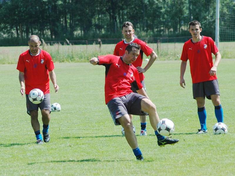 Fotbalista FC Viktorie Plzeň Pavel Horváth  (uprostřed v popředí) napřahuje ke střele při včerejším tréninku na hřišti v Líních u Plzně