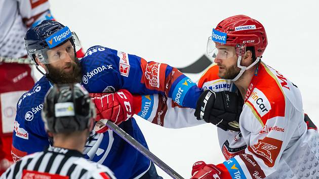 Hokejisté Škody Plzeň podlehli ve vyhroceném zápase Mountfieldu na jeho ledě 1:2. Na snímku se obránce Jan Piskáček (vlevo) postrkuje s Janem Eberlem z domácího celku.