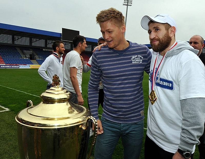 Hokejoví mistři zavítali druhý den po zápase hned po ránu k fotbalistům Viktorie Plzeň