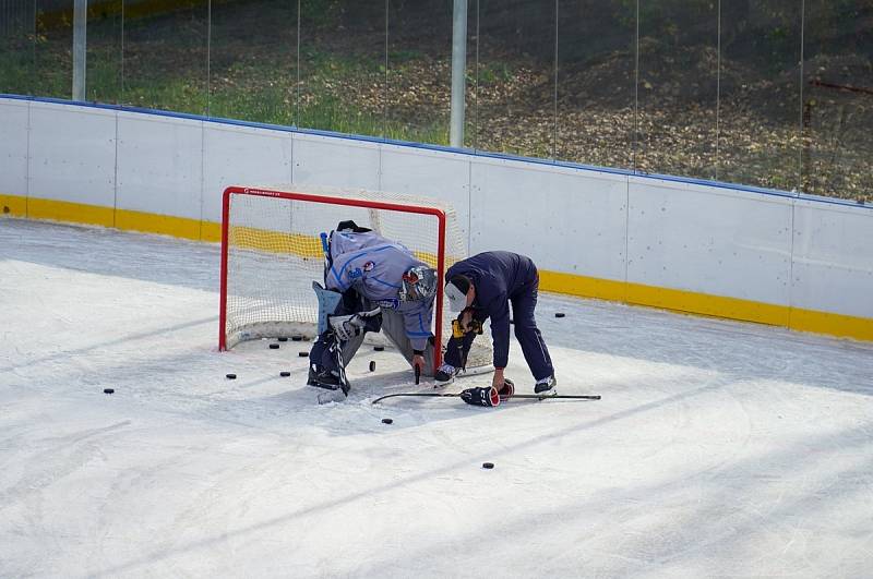 Trénink hokejové Škodovky na otevřeném stadionu v Dobříši.