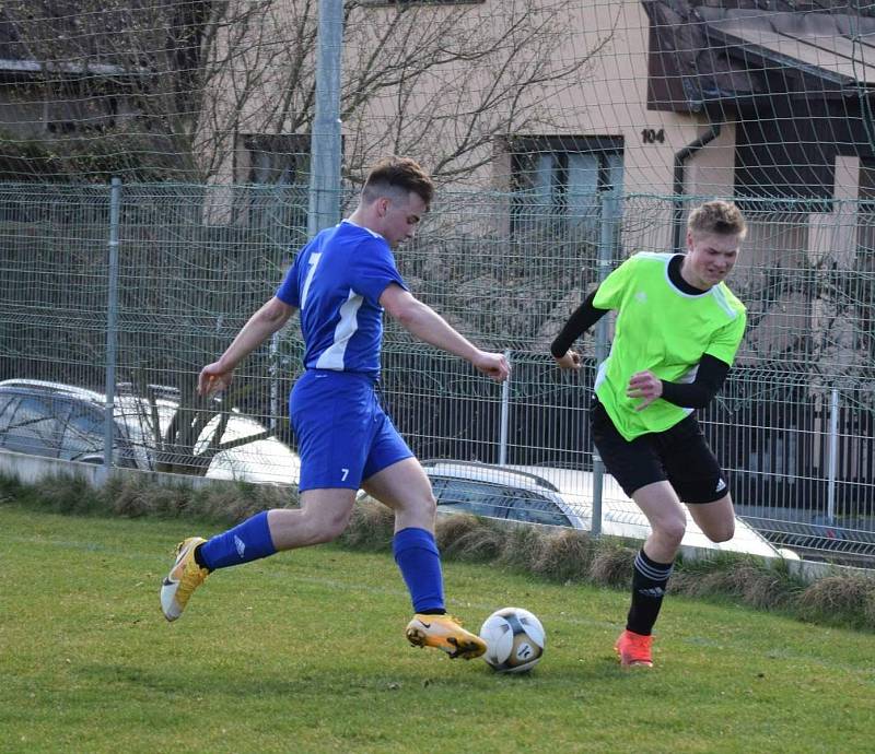 I. B třída, skupina B (15. kolo): SK Bolešiny (na snímku fotbalisté v modrých dresech) - TJ Sokol Štěnovice (zelení) 4:0.