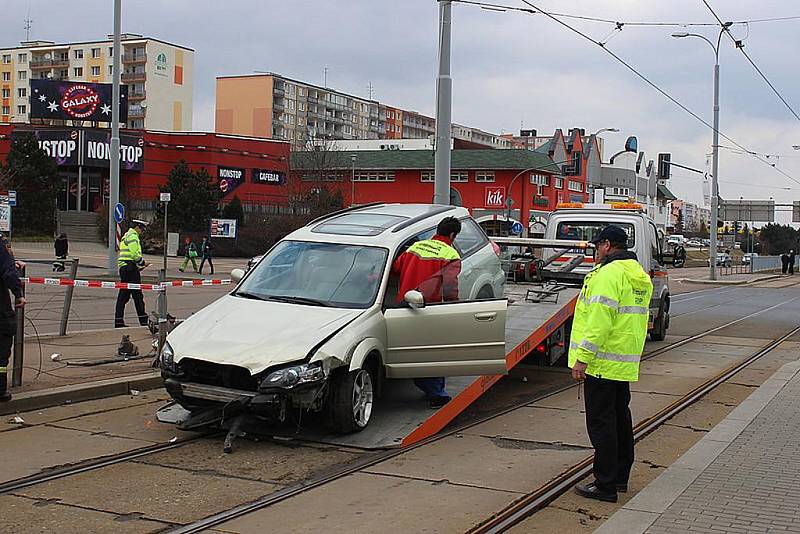 Osobní auto projelo skrz zastávku a skončilo v kolejišti