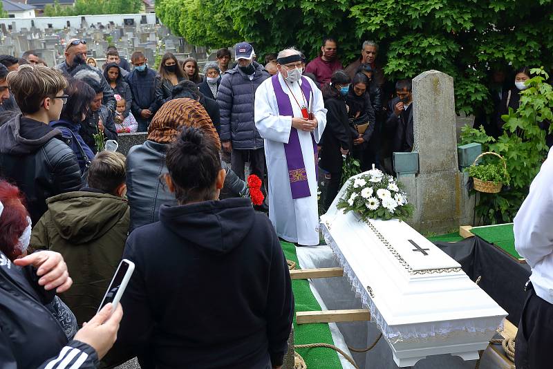 Rodina a blízcí se v pátek rozloučili s oběťmi tragické dopravní nehody osobního auta a vlaku u Kamenného Újezdu na Plzeňsku. Poslední rozloučení proběhlo na hřbitově v Nýřanech.