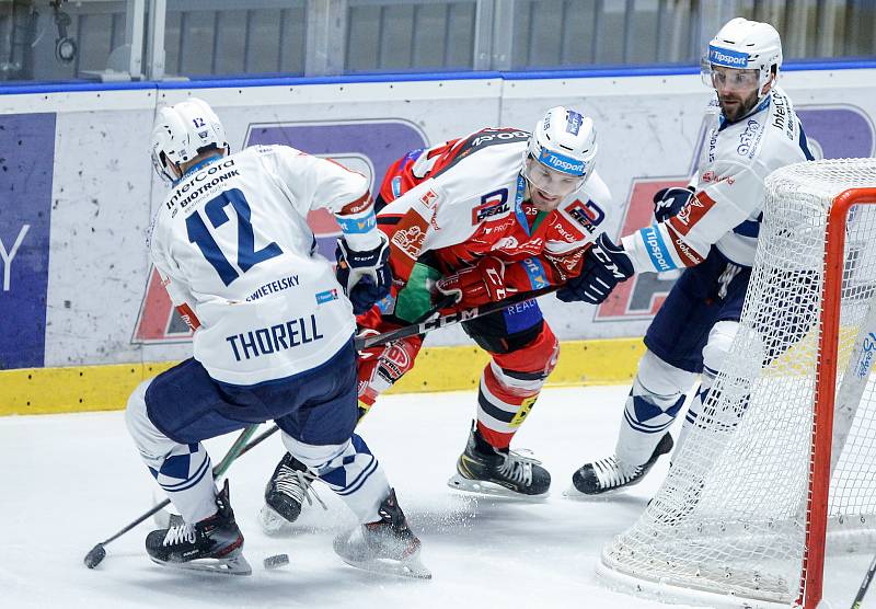 Hokejové utkání Tipsport extraligy v ledním hokeji mezi HC Dynamo Pardubice (v červenobílém) a HC Škoda Plzeň v pardudubické Enterie areně, 7. 12. 2021.