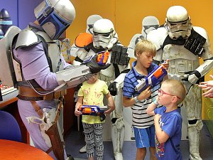 Dětské oddělení navštívili fanoušci série Star Wars s dárky pro malé pacienty. Děti si mohly vyzkoušet části jejich kostýmů a půjčit si i makety zbraní se kterými je členové posádky 501. legie učili zacházet.
