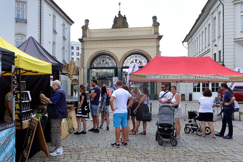 Návštěvníci gastrofestivalu Street Food Plzeň v pivovaru Prazdroj mohli ochutnat ze široké nabídky asijských specialit, čerstvých ryb, šťavnatých burgerů, tradičních pokrmů z dalekých zemí, ale i sladkých dezertů a plzeňského piva.