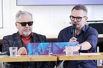 Z tiskové konference před vyhlášením 31. ročníku hudebních cen Žebřík v zóně Depo 2015. Kytarista Michal Pavlíček a ředitel Žebříku Jarda Hudec.