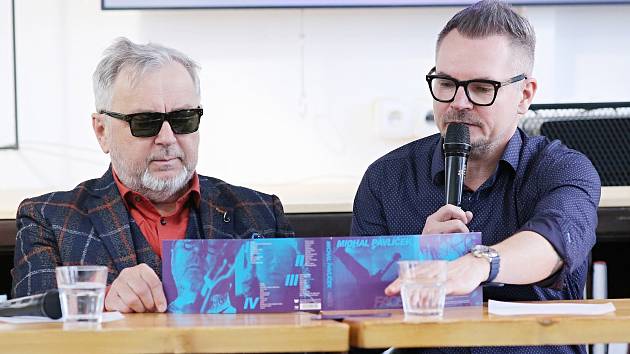 Z tiskové konference před vyhlášením 31. ročníku hudebních cen Žebřík v zóně Depo 2015. Kytarista Michal Pavlíček a ředitel Žebříku Jarda Hudec.