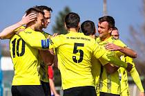 Z archivu: Fotbalisté FK ROBSTAV Přeštice (žlutí) porazili Hořovice 3:0 a v MOL Cupu postoupili do prvního kola.