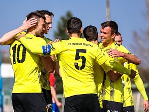 Z archivu: Fotbalisté FK ROBSTAV Přeštice (žlutí) porazili Hořovice 3:0 a v MOL Cupu postoupili do prvního kola.