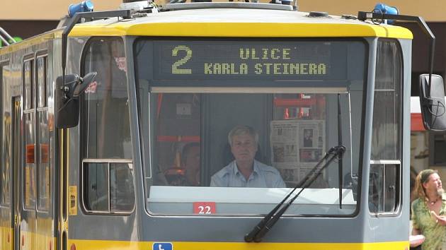 Tramvaj skřípla ženu ve dveřích, táhla ji pak za sebou na další zastávku -  Deník.cz