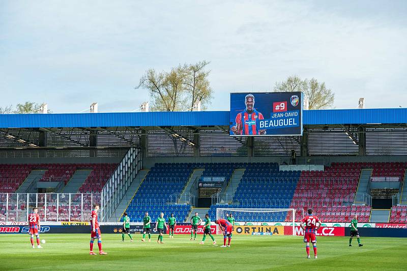 Fotbalové ochozy Doosan Areny opět prořídnou.