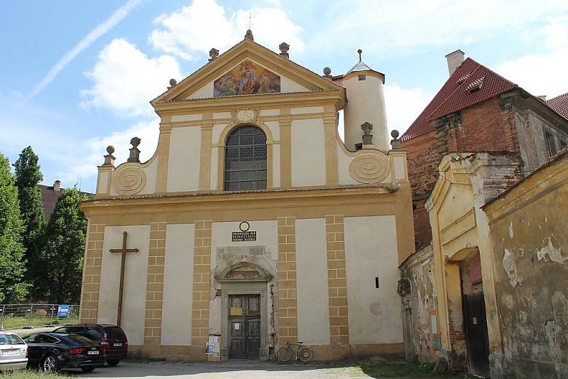 Violistka Jitka Hosprová a herec Josef Hervert na začátek druhých Procházek uměním do Plas pozvali soubor Kapralova Quartet