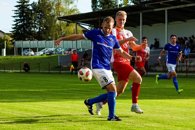 5. kolo KPM: Slavia Vejprnice (na snímku fotbalisté v červeno-bílých dresech) - TJ Zruč (modří) 1:2.