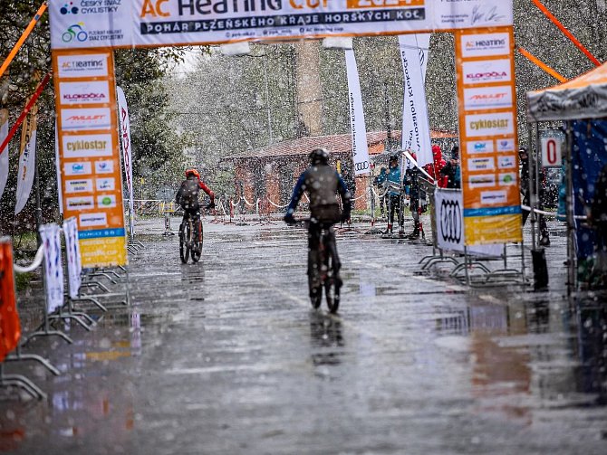 Počasí známé spíše z cyklokrosu provázelo zahájení krajského poháru bikerů. 