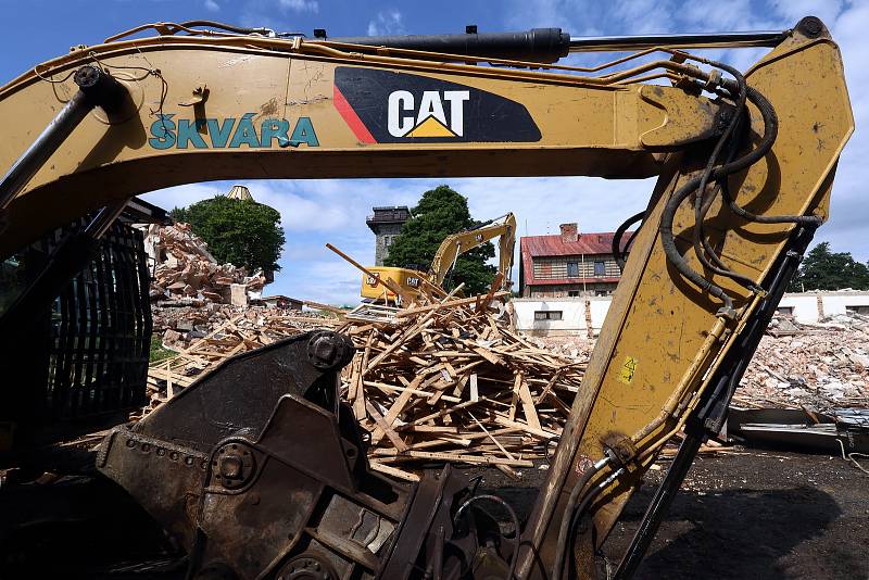 Na hoře Čerchov na Domažlicku pokračuje demolice bývalých vojenských objektů. Hotovo by mělo být do konce července. Čerchov je s nadmořskou výškou 1041 metrů nejvyšším bodem celého Českého lesa.