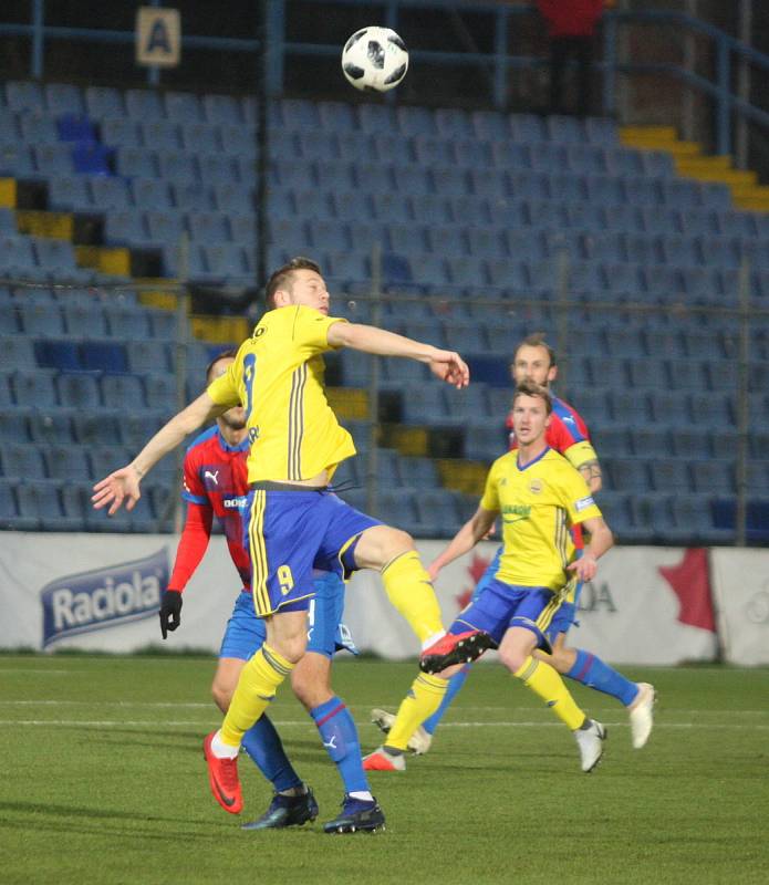 V pátečním duelu 18. kole FORTUNA:LIGY fotbalisté Fastavu Zlín (ve žlutém) hostili úřadujícího mistra Viktorii Plzeň. Na snímku zlínský Vyhnal.