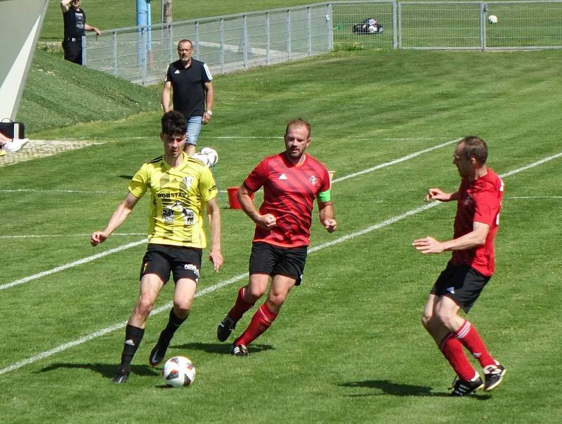 Fotbalisté TJ Dobřany (na archivním snímku hráči v červených dresech) si ve třetím kole I. B třídy zastříleli, doma smetli Svéradice jednoznačně 10:1.