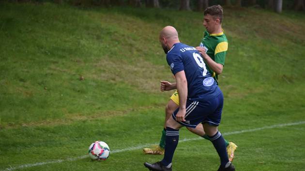 Krajský přebor (26. kolo): TJ START Tlumačov - TJ Slavoj Mýto (na snímku fotbalisté v modrých dresech) 1:3.