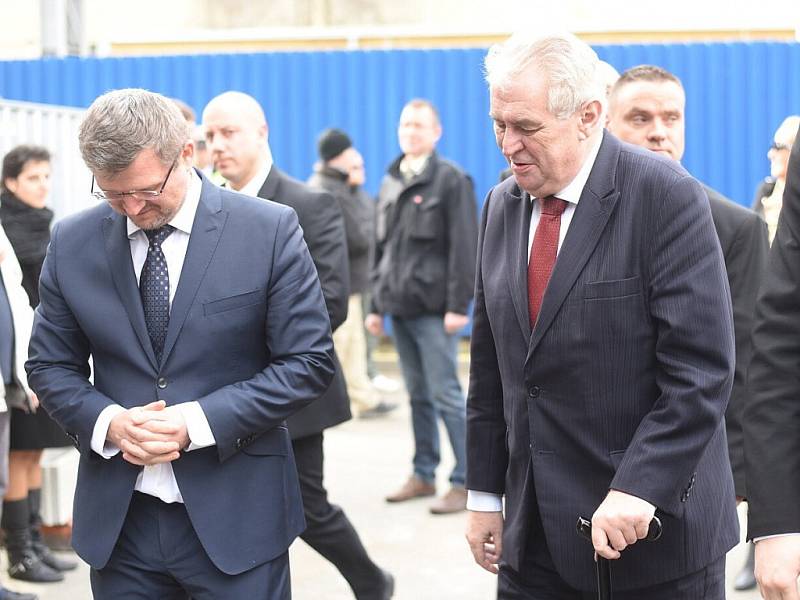 Prezident Miloš Zeman a ředitel společnosti Doosan Škoda Power Jiří Šmondrk (vlevo)