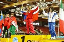  Na šampionátu ve Villachu shlížela Martina Jindrová (druhá zprava) na své soupeřky (zleva Ruska, Běloruska a Italka) z nejvyššího stupínku.