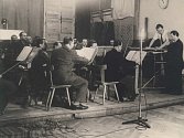 Archivní snímek z roku 1947 zachycuje Plzeňský rozhlasový orchestr v improvizovaném studii v tělocvičně školy na dnešní Americké třídě