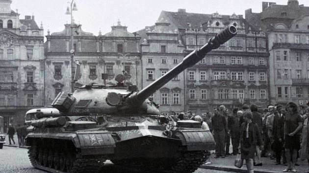 Lidé nevěřícně koukají na tanky, které obsadily centrum Plzně (nám. Republiky). Proti sovětským vojákům se okamžitě zvedla vlna odporu.