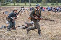 Polní bitvu z bojů Světové války na rakousko-italské frontě předvedli členové vojenských historických klubů o víkendu v Třemošné na Plzeňsku.