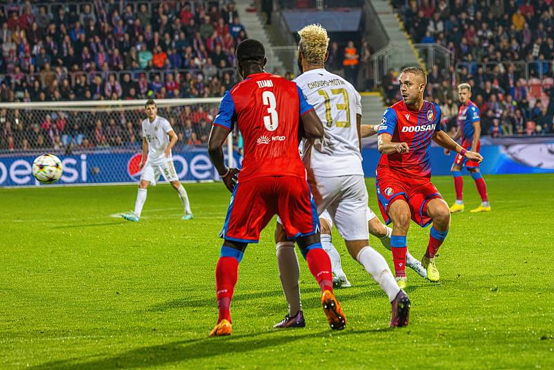 Fotbalisté Viktorie Plzeň podlehli v dalším utkání Ligy mistrů na domácím hřišti Bayernu Mnichov 2:4.