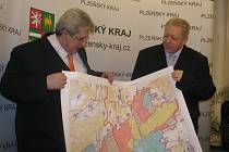 Boj o Brdy. Hejtmani Josef Řihák (vlevo, Středočeský kraj) a Milan Chovanec (Plzeňský kraj) s mapou vojenského újezdu
