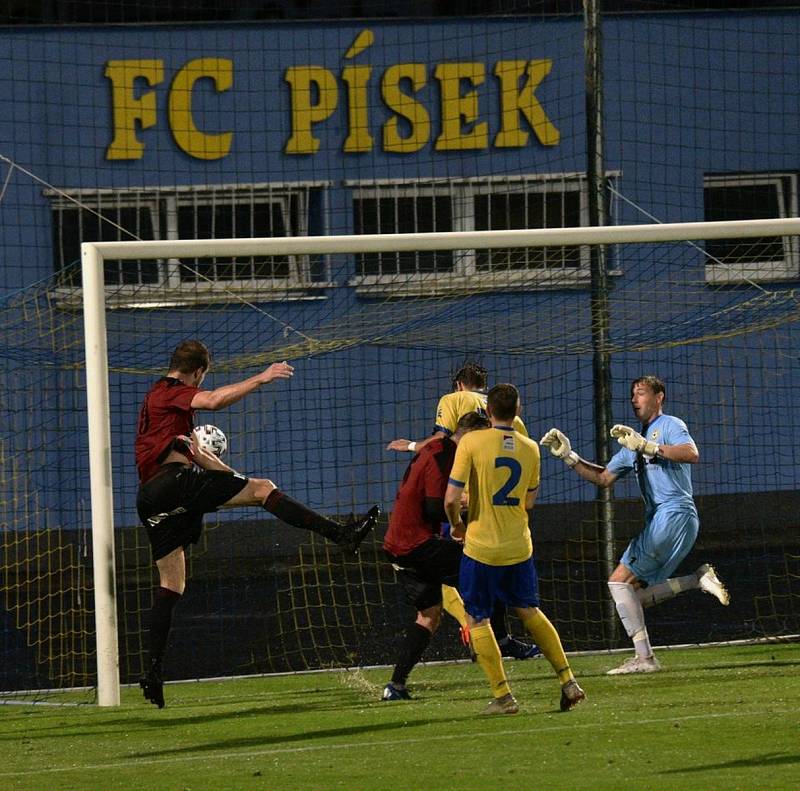 2. kolo ČFL (skupina A): FC Písek vs. Jiskra Domažlice (červení). Foto: Deník/Jan Škrle