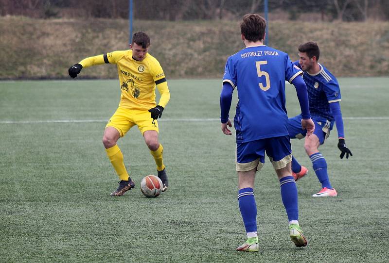 FORTUNA ČFL, skupina A (16. kolo): FK Motorlet Praha - FK ROBSTAV Přeštice (na snímku fotbalisté ve žlutých dresech) 2:0 (1:0).