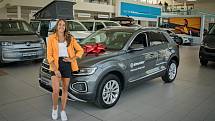 Předávání vozidla Volkswagen T-Roc atletce Škody Plzeň Tereze Petržilkové.