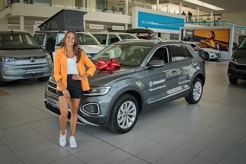 Předávání vozidla Volkswagen T-Roc atletce Škody Plzeň Tereze Petržilkové.