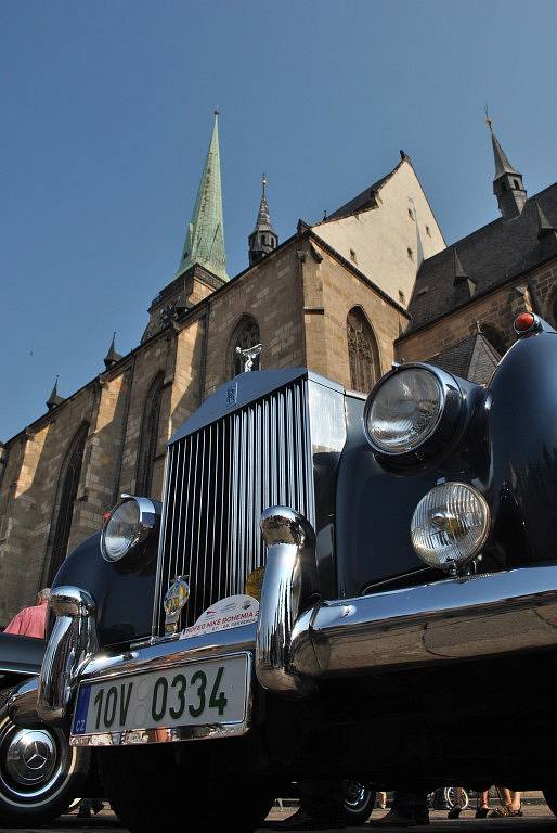 Kolona historických automobilů navštívila v rámci projektu Trofeo Niké Bohemia 2012 i Plzeň
